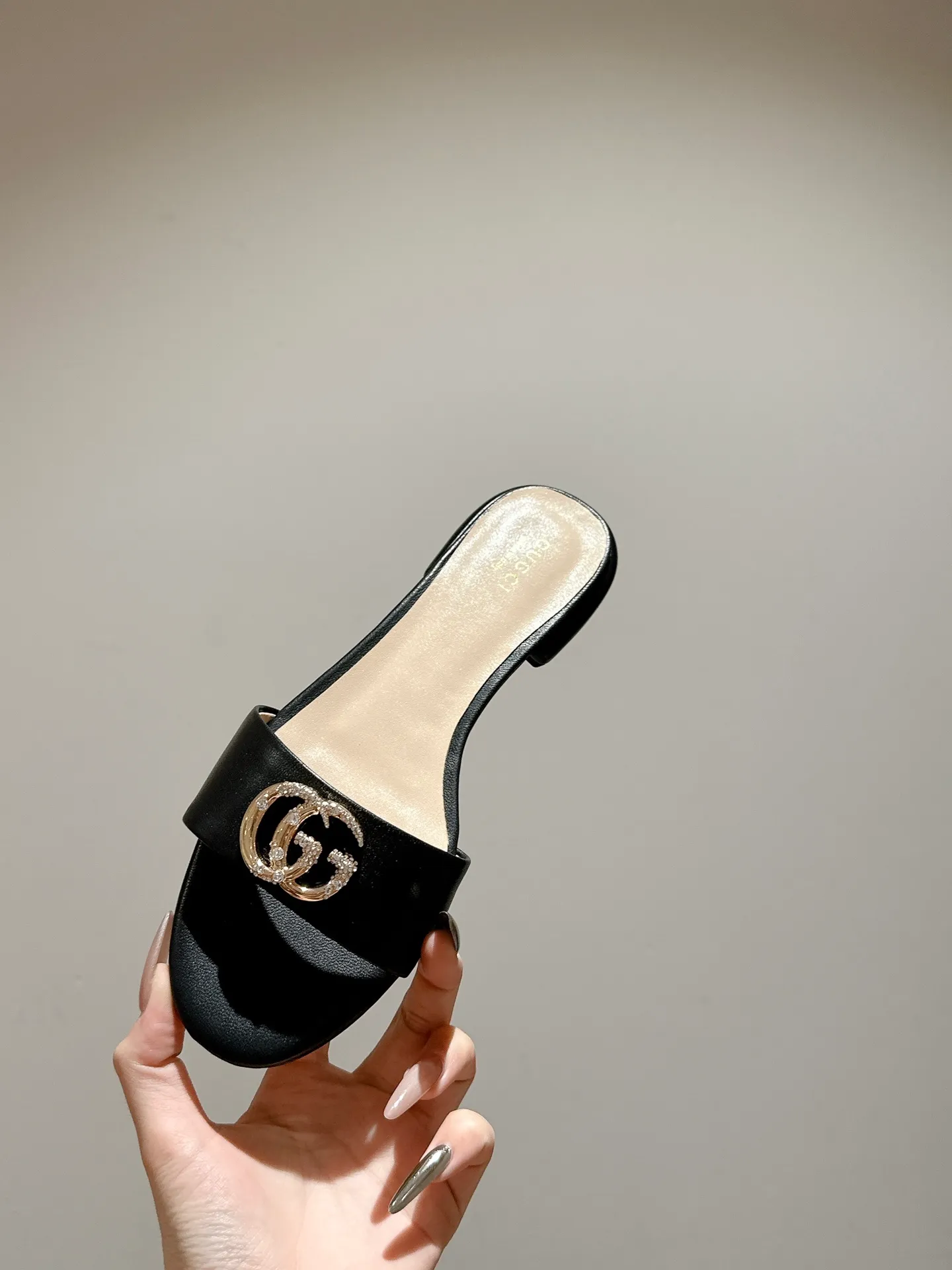 👟👟Ex-factory price 520👟👟 Every detail of Gucci's 2025 spring and summer new open-toe sandals and slippers has been carefully crafted, and design elements such as round toes and thick heels are cleverly used to create a fashionable retro style. The archived double G diamond-encrusted buckle details are reminiscent of the brand's fashionable atmosphere. ▪️Material: original custom sheepskin ▪️Inner lining/foot: high-end custom sheepskin ▪️Heel height: 1.0cm ▪️Number of yards: 35-39 (customized at 40.41.42, non-returnable)